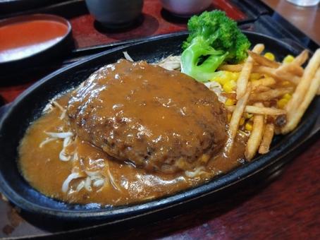 大きなハンバーグ×フライドポテト ハンバーグ,洋食,外食の写真素材