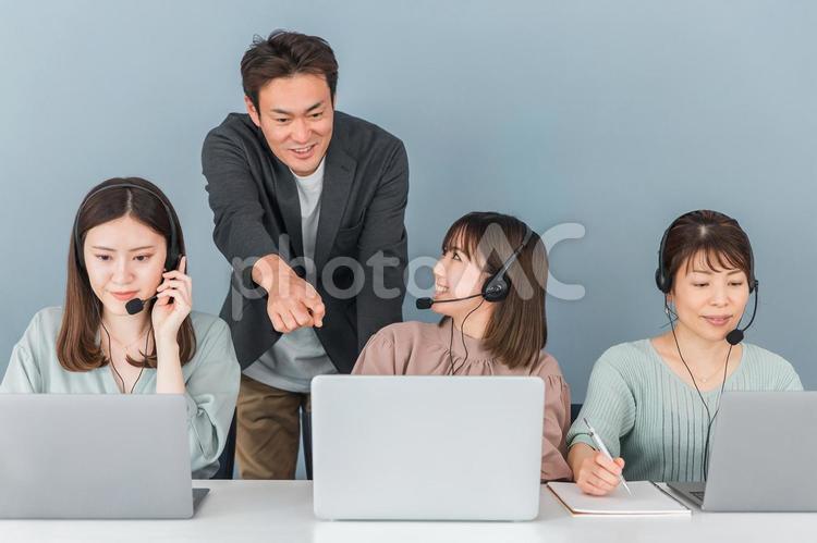 コールセンターの女性とチェックする男性 コールセンター,ビデオチャット,テレアポの写真素材