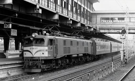 品川駅に停車中のEF58形電気機関車 品川駅に停車中のEF58形電気機関車の写真