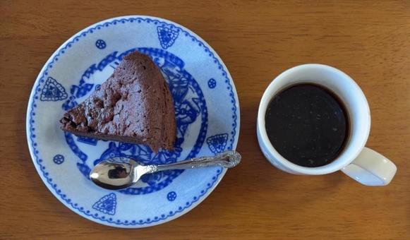 ドリップコーヒーと手作りガトーショコラ ドリップコーヒーと手作りガトーショコラの写真