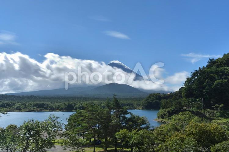 風景　精進湖から見た富士山の前を流れる雲（長時間露光） 風景,富士山,雲の写真素材
