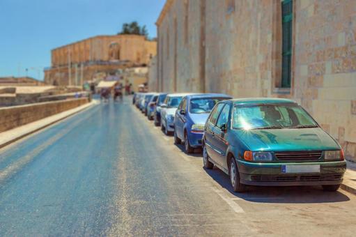 夏の強い光が照らす路肩に整然とした駐車 駐車,車,埃の写真素材