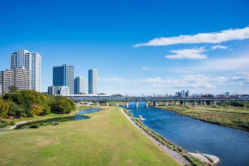 清々しく晴れた日の新二子橋からの風景 二子玉川,兵庫島公園,ニコタマの写真素材