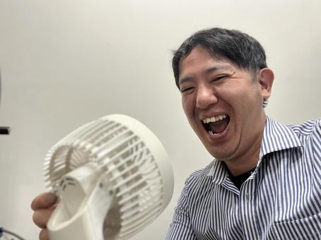 扇風機で涼しい男性 4 扇風機で涼しい男性 4 扇風機,ファン,手持ちの写真素材