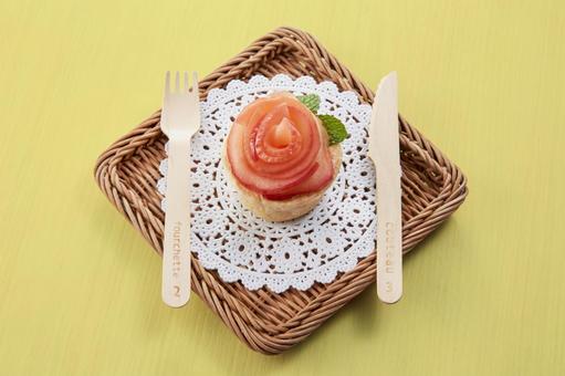 薔薇の花をあしらったアップルタルト 薔薇の花をあしらったアップルタルト アップルタルト,薔薇,花の写真素材