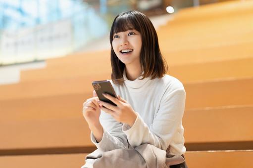 スマホを使う女性・ビジネスウーマン 女性,スマホ,スマートフォンの写真素材