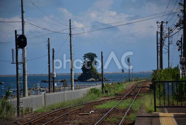 線路と海と空 風景,踏切,雲の写真素材
