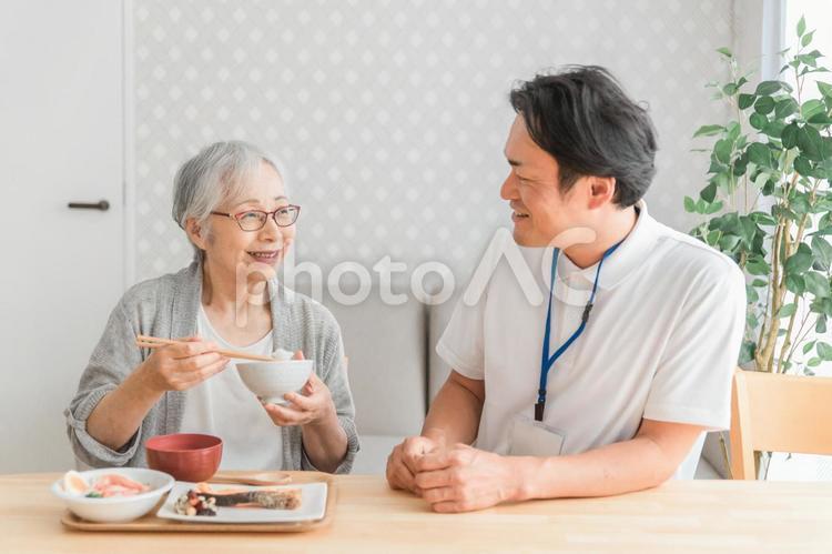 食事介助する男性スタッフ 食事介助,介護食,高齢者の写真素材
