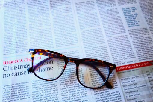 英字新聞と眼鏡 眼鏡,英字新聞,英語の写真素材