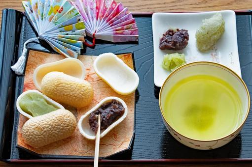 餡を入れて完成させる最中 もなか,和スイーツ,和菓子の写真素材