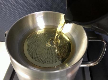 から揚げで使った油を油こし器で精製する から揚げで使った油を油こし器で精製する 油,フライヤー,ステンレスの写真素材