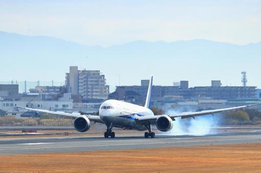 大阪国際空港で離発着する旅客機 大阪国際空港で離発着する旅客機 大阪国際空港,伊丹空港,旅客機の写真素材