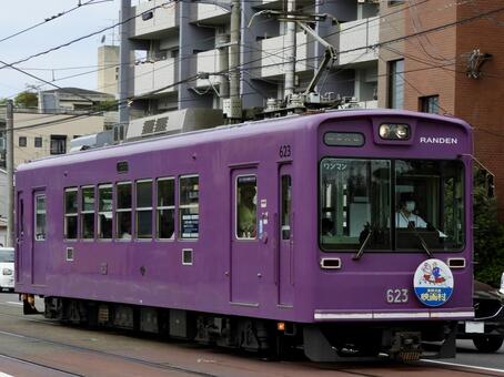 併用軌道を行く嵐電モボ621形電車5 嵐電,京都市,京福電気鉄道の写真素材