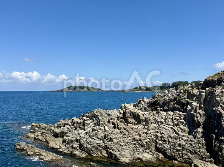 夏の福井県東尋坊　快晴の日本海 岸壁,石段,波打ち際の写真素材
