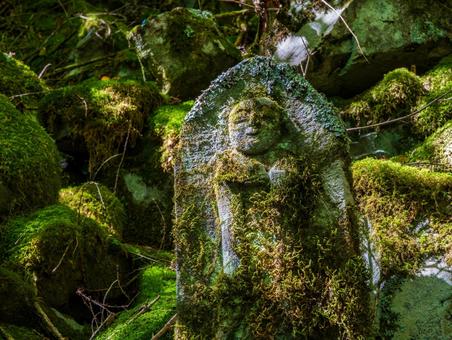 小楢山父恋し道登山道の苔むした地蔵 小楢山父恋し道登山道の苔むした地蔵の写真