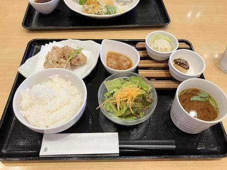 唐揚げ定食 唐揚げ定食,サラダ,お味噌汁の写真素材