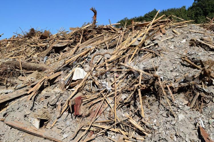 積まれたガレキの山 積まれたガレキ,ガレキの山,ガレキの写真素材