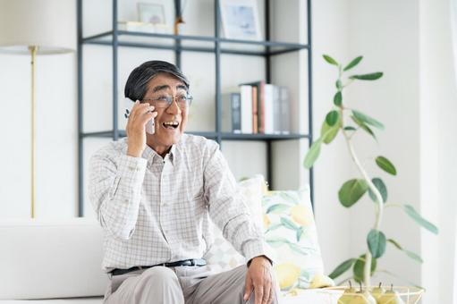 笑顔で電話するシニアの男性 笑顔で電話するシニアの男性 シニア,電話,スマホの写真素材