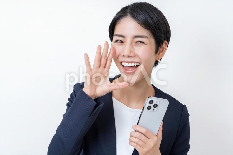 応援するスマホを持ったビジネスウーマン。 応援,スマホ,スマートフォンの写真素材