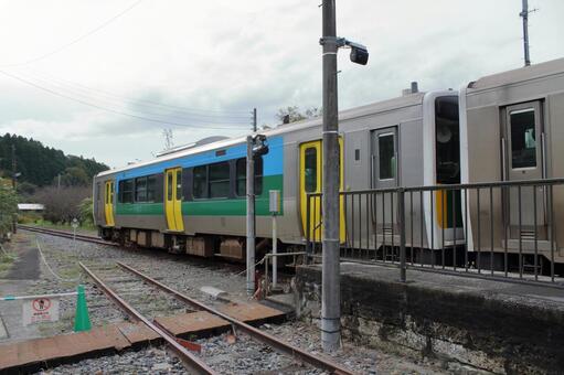 JR久留里線、上総亀山駅でのはみ出し停車 jr,jr東日本,久留里線の写真素材