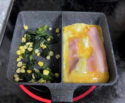 セパレート型フライパンで料理 セパレート型フライパンで料理 フライパン,セパレート,仕切りの写真素材