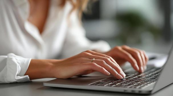 集中してキーボードを打つ女性 集中してキーボードを打つ女性の写真