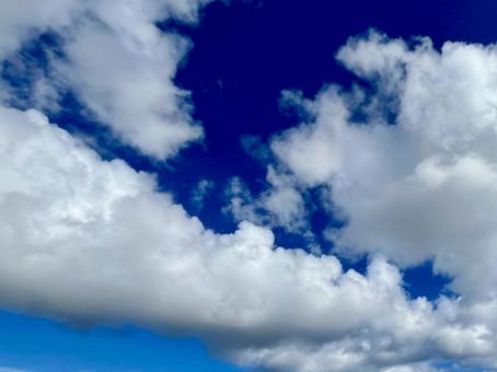 昼下がりの清々しい空の素材 昼下がりの清々しい空の素材の写真