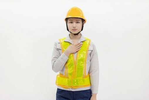 反射ベストを着た作業服の女性 反射ベストを着た作業服の女性 女性,作業員,ヘルメットの写真素材