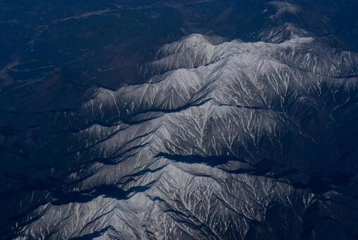 空から望む雪化粧の山脈 山脈,雪山,冬山の写真素材