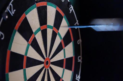 20トリプルに向かって飛ぶダーツの矢 20トリプルに向かって飛ぶダーツの矢 ダーツ,ダーツボード,ハードダーツの写真素材
