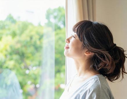 窓の外を見る女性 窓の外を見る女性の写真