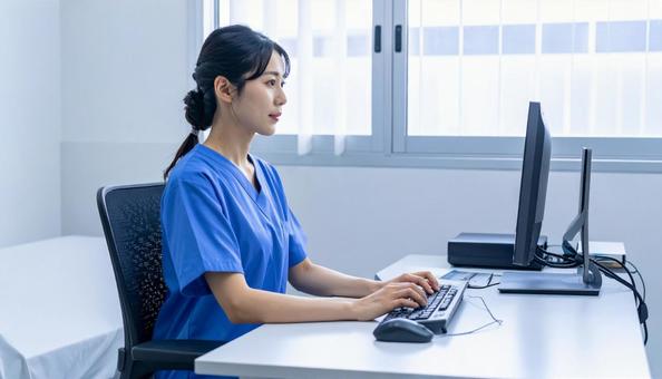 病院 ナースステーションで働く看護師 病院 ナースステーションで働く看護師の写真