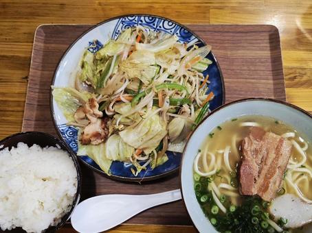 沖縄の定食 沖縄の定食の写真