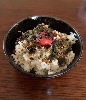 ご飯におとなのふりかけとかつお梅の茶碗飯 ご飯におとなのふりかけとかつお梅の茶碗飯の写真