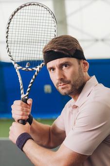 ラケットを両手で握りしめて真剣な目をする男性 男性,外国人,テニスの写真素材