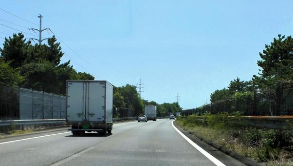 夏の東名高速道路　深緑の木々 トラック,東名高速道路,道路の写真素材