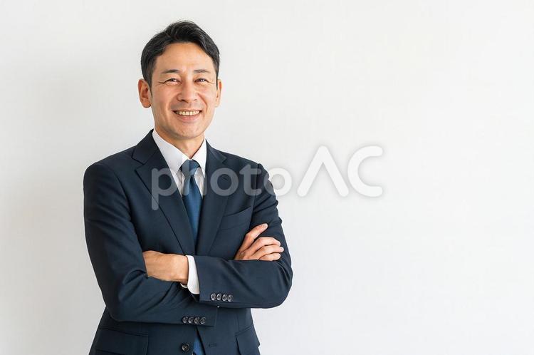 腕組みするスーツ姿のアジア人ビジネスマン ビジネスマン,腕組み,経営者の写真素材