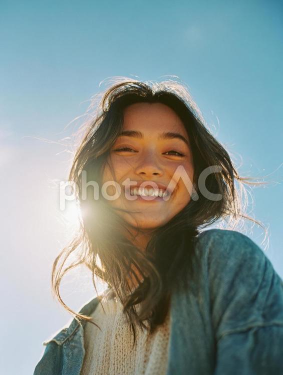明るい未来へ：笑顔が眩しいポートレート 女性,若者,若い女性の写真素材