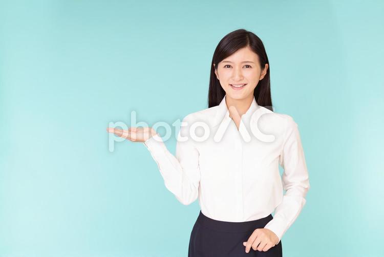 掌を見せる笑顔の女性 女性,女,笑顔の写真素材