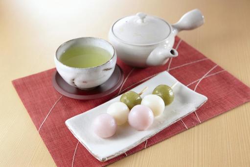 三色だんごと日本茶 三色だんごと日本茶 三色だんご,串団子,花より団子の写真素材
