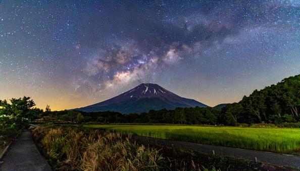 山の上の天の川と田んぼ 山の上の天の川と田んぼの写真