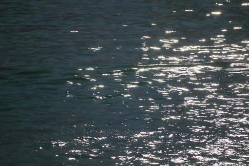 海面に反射する柔らかな光 海面に反射する柔らかな光 海,水面,光の写真素材