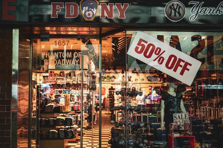 ショップウィンドウとセール ニューヨーク,ショップ,ウィンドウの写真素材
