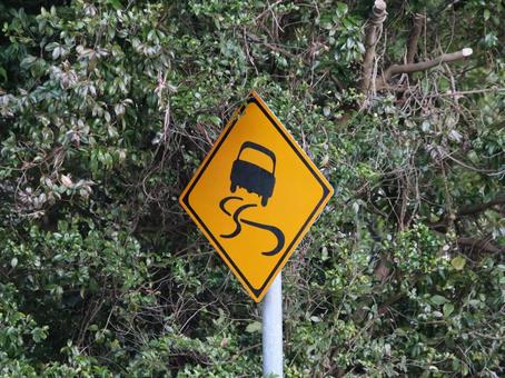 スリップ注意 スリップ注意,標識,道路の写真素材