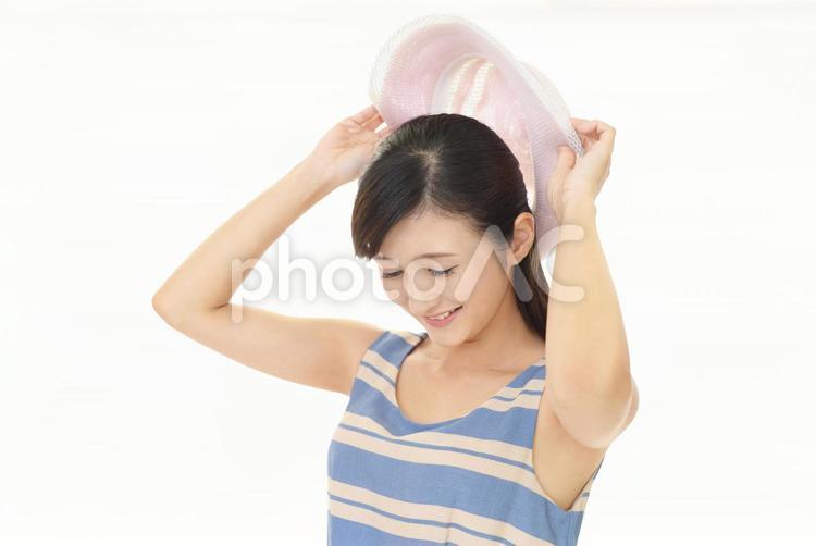 帽子を持つ笑顔の女性 女性,女,笑顔の写真素材