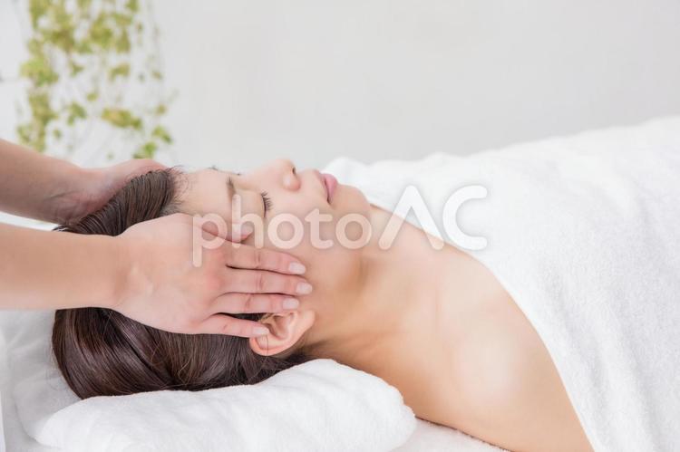 エステを受ける女性 フェイシャル,パッティング,エステの写真素材