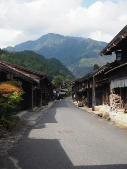 妻籠宿と空と山の写真
