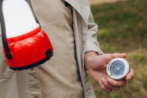 コンパスとランタンを持つ手 コンパス,ランタン,持つの写真素材