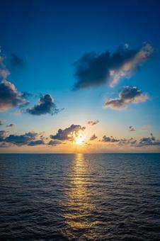 日本海　フェリーからの風景 日本海,日本海フェリー,海の写真素材