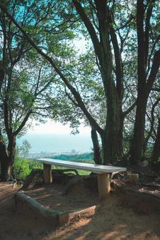 山の上のベンチ ベンチ,登山,山の写真素材